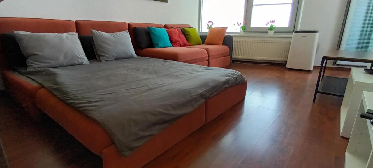 Juls Apartment Next To Football And Hockey Stadium Bratislava Luaran gambar